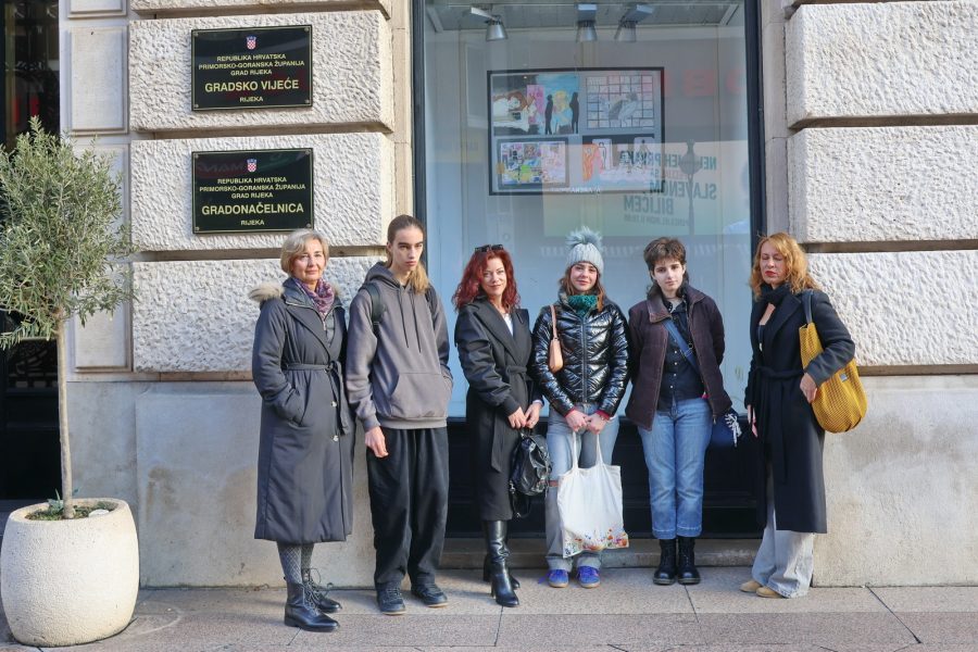 Postavljena izložba u izloge grada Rijeke u sklopu projekta „Sigurna mreža: Osnaživanje kompetencija roditelja, skrbnika i djece za sigurno ponašanje na internetu“